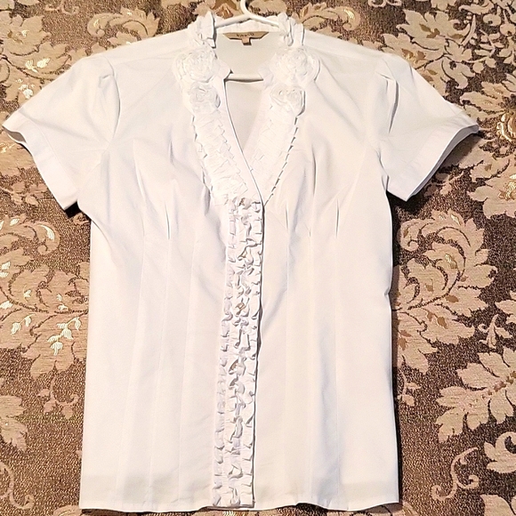 NWOT Crisp White Cotton Stretch Blouse, Short Sleeve, Ruffled V-neck, S - Picture 7 of 15